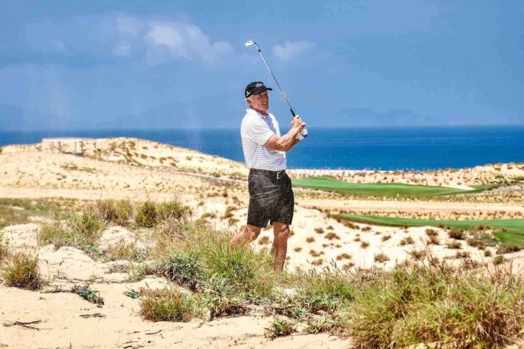 Huyền thoại Golf Grag Norman bên cây gậy đánh golf của mình